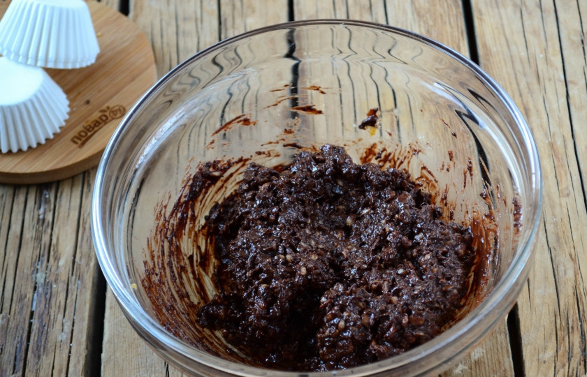 1. Этап. Полезные конфеты (стоит попробовать!): Всыпьте к шоколаду измельченные орехи и курагу, перемешайте.