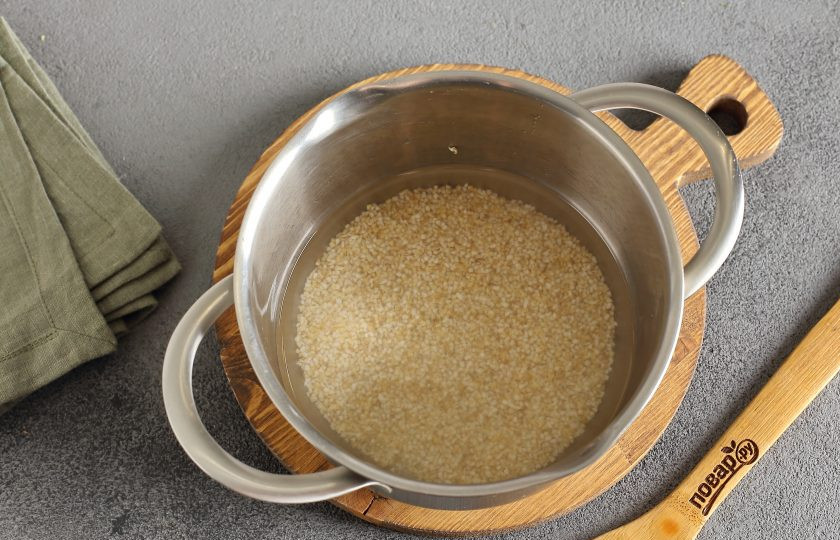 1. Этап. Ячневая каша для похудения: Добавьте воду или молоко. Можно добавить и то, и то в равных пропорциях.