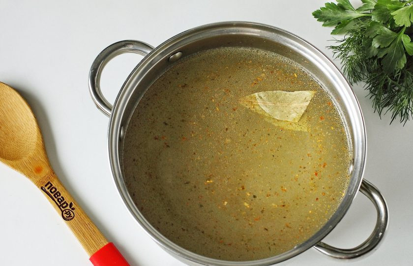 1. Этап. Борщ с тыквой: В кастрюлю налейте бульон или воду, добавьте соль по вкусу, специи и лавровый лист. Поставьте кастрюлю на плиту и доведите до кипения.