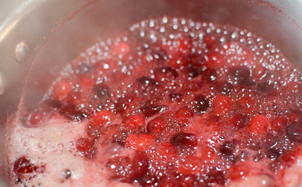 1. Этап. Cвинина в брусничном соусе: 6. Доведите до сильного кипения, а затем уменьшите огонь.