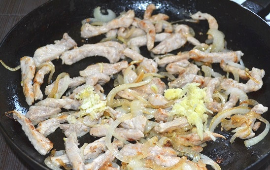 1. Этап. Свинина в имбирном соусе: 7. Минут через 5 - имбирь с чесноком.