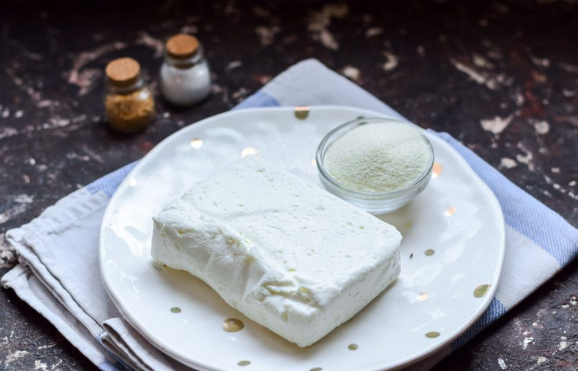 1. Этап. Сырники без муки и яиц: Подготовьте ингредиенты.