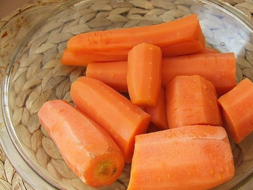 1. Этап. Морковные котлеты на скорую руку: 2. Пока набухает манка очистить, вымыть морковь и натереть ее на терке. Очень удобно использовать в рецепт приготовления морковных котлет на скорую руку подручную технику - кухонный комбайн, например. Это дополнительно сократит время.