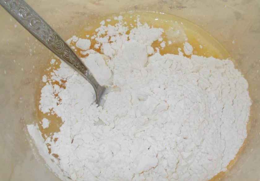 1. Этап. Берлинеры: Массу перемешайте, а потом всыпьте муку.