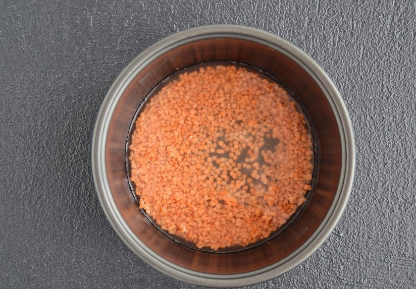 1. Этап. Чечевица с баклажанами: Чечевицу залейте водой и отварите до мягкости.