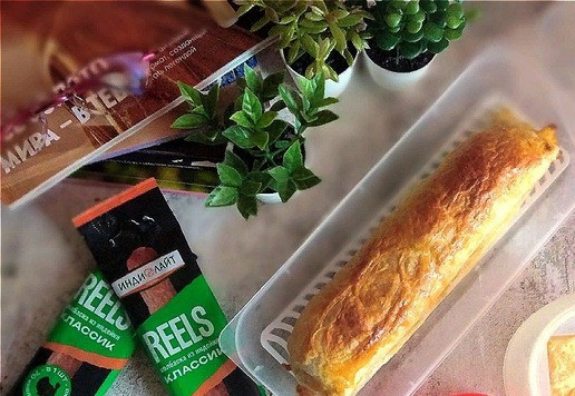 1. Этап. Слойки с колбасками и сыром: Собираем ссобойку. Берём подходящий ланч-бокс и кладём в него слойку. Для меня одной достаточно, она большая. Если у вас на работе есть СВЧ, то остывшую слойку перед употреблением можно подогреть, чтобы в ней расплавился сыр.