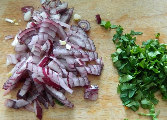 1. Этап. Французский морковный салат: 2. Петрушку нарезаем мелко, репчатый лук тоже нарезаем мелкими кусочками.