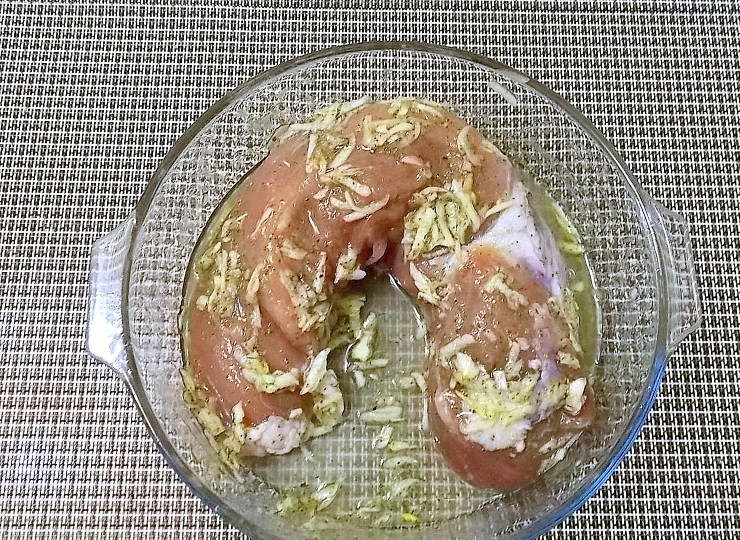 1. Этап. Свиная вырезка по-французски: Вымойте и обсушите вырезку. Посолите и обмажьте подготовленным маслом. Положите в холодильник на 3 часа.