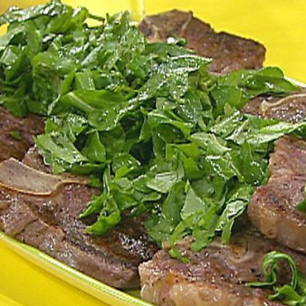 Стейк на ребре с сыром, оливками и травами