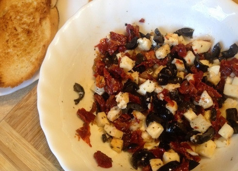 1. Этап. Брускетта: Перемешиваем.