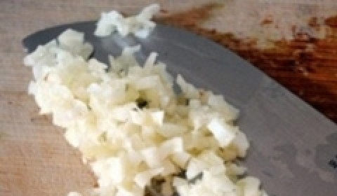 1. Этап. Курица в йогуртовом соусе: Тем временем приготовить соус. Для этого чеснок почистить и измельчить.