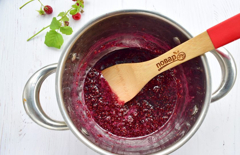 1. Этап. Малиновая смоква: 3. Доведите до кипения и на медленном огне уваривайте до густой массы, периодически помешивая лопаткой. Малиновая масса должна легко отделяться от стенок кастрюли.