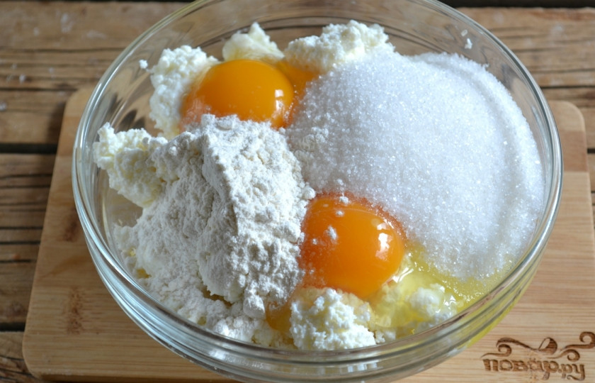 1. Этап. Творожные маффины: Смешайте творог с яйцами, сахаром, мукой и разрыхлителем.