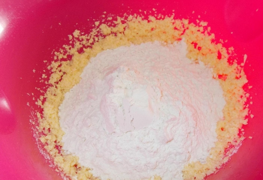 1. Этап. Печенье Шакер чурек: 3. Муку заранее просеиваю и добавляю ее небольшими порциями (у меня ушло почти три стакана, возможно понадобится меньше).