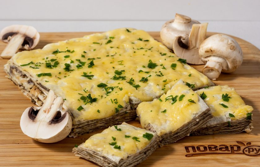 1. Этап. Торт из лаваша с грибами: Перед подачей разрежьте тортик порционно и присыпьте свежей зеленью. Вкусно как в горячем, так и в холодном виде даже на следующий день.