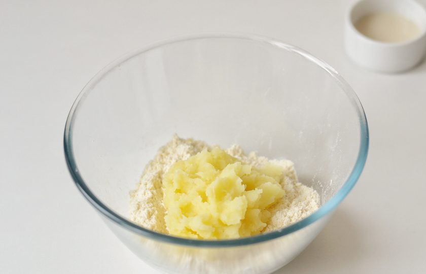 1. Этап. Ирландские сконы: Добавьте картофельное пюре, перемешайте. Следом добавьте молоко, и еще раз размешайте тесто.