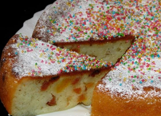 1. Этап. Манник с сухофруктами: Форму для выпечки смажьте сливочным маслом и выложите туда тесто. Выпекать манник нужно в духовке при температуре 190 градусов около 40 минут. Перед подачей пирог нужно остудить. Сверху можно посыпать его сахарной пудрой и украсить по своему усмотрению.