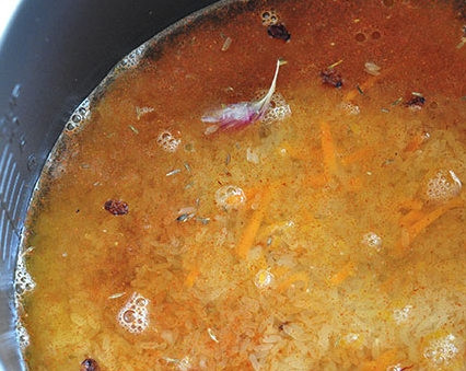 1. Этап. Плов с мясом в мультиварке: Зальем водой на 1 палец выше уровня риса. Воткнем чеснок. посолим, добавим остатки специй. Включим мультиварку на режим 