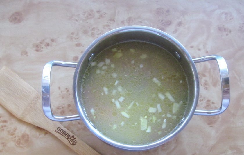 1. Этап. Томатный суп с треской: Отварную треску достаньте из кастрюли и выложите на тарелку. Добавьте в рыбный бульон лук с морковью и нарезанный картофель.