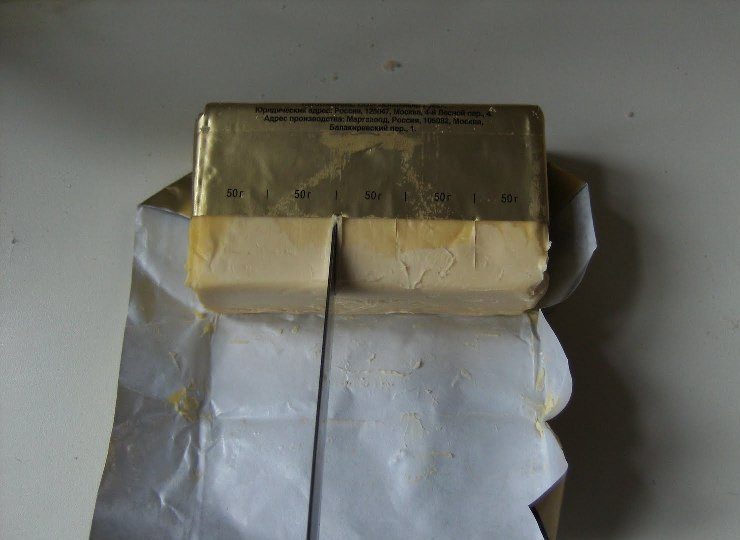 1. Этап. Печенье на майонезе через мясорубку: Для начала нам необходимо растереть хорошенько маргарин, пока он не приобретет беловатый оттенок. Можно сделать это при помощи блендера, как я, или же обычной вилкой.