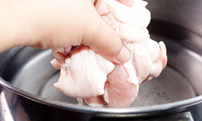 1. Этап. Чичарон: Поставьте свиную шкурку варится на среднем огне в течении 45 минут.