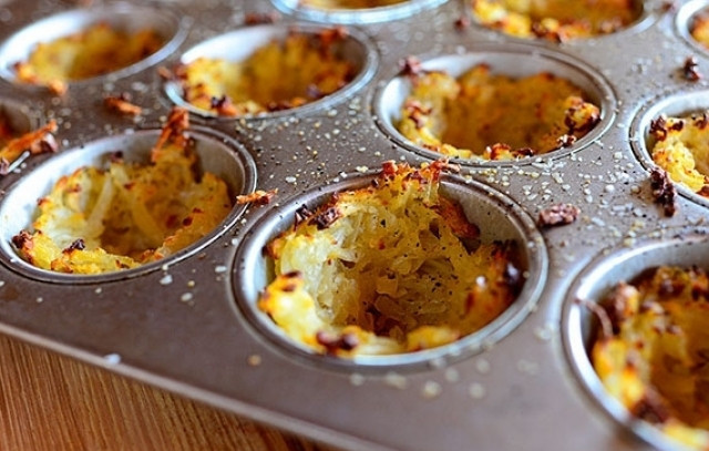 1. Этап. Картофельная яичница: Снова разогрейте духовку до двухсот двадцати градусов. Поставьте в нее корзинки из картофеля и запекайте их пятнадцать-двадцать минут. Внимательно следите, чтобы они не подгорели. Готовые корзинки достаньте из духовки.