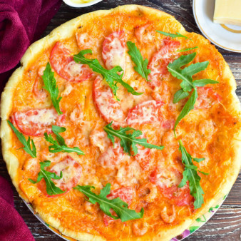 Пицца с креветками и рукколой