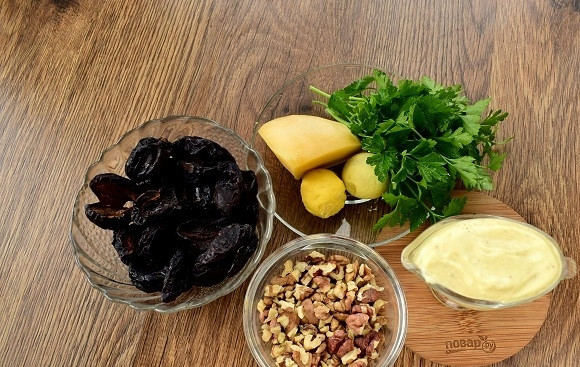 1. Этап. Мидии из чернослива: Подготовьте необходимые продукты. Чернослив и зелень помойте. Орехи прокалите на сухой сковороде в течение 5 минут.