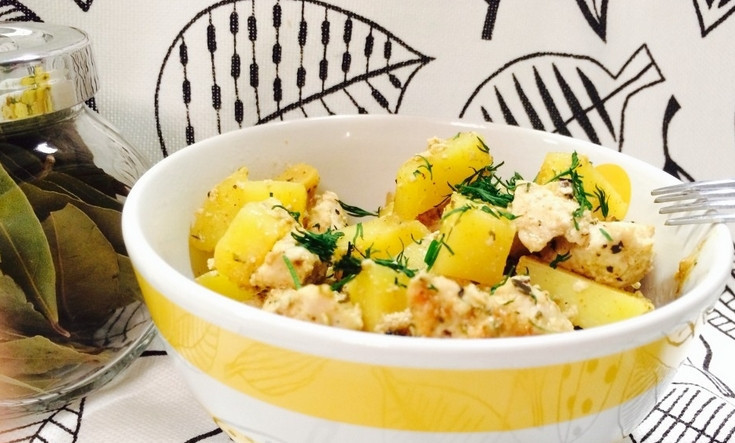 1. Этап. Индейка в сметанно-чесночном соусе: Подаем блюдо к столу, присыпав измельченной зеленью. Приятного аппетита!