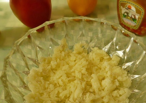 1. Этап. Салат с маринованными шампиньонами: Картошку отварите, очистите и натрите на крупной терке. Затем посолите и выложите в салатницу.