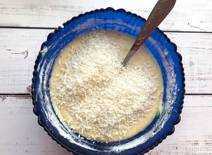 1. Этап. Пирог с ананасами и кокосовой стружкой: В конце добавьте кокосовую стружку и аккуратно перемешайте.