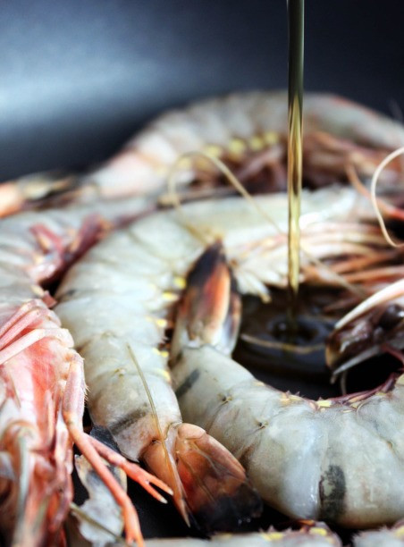 1. Этап. Маленькие бутерброды на палочке: Сырые креветки обжариваем на оливковом масле до готовности, примерно 6-7 минут.