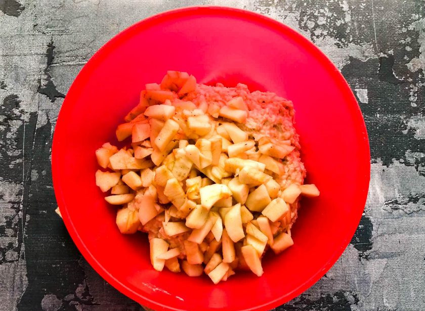 1. Этап. Шарлотка из геркулеса с яблоками: Добавьте нарезанные яблоки.