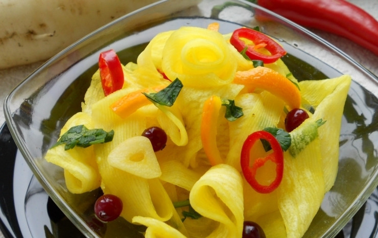 1. Этап. Салат из дайкона на зиму: Оставьте салат мариноваться на 1-3 дня. Можете сразу переложить его в промытую банку, и закрутив её крышкой. Приятного аппетита!