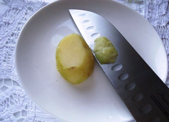 1. Этап. Семга с картофелем: Картофель отвариваем в мундире, очищаем от кожуры. Разрезаем каждую картофелину пополам. Для того, чтобы закуска прочнее стояла на столе, срежем верхушки половинок картофеля - как на фото.