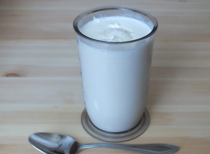 1. Этап. Сыр из кефира и сметаны: Соедините кефир, сметану, соль. Перемешайте.