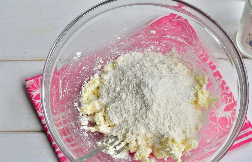 1. Этап. Творожно-сырные палочки: Добавьте муку.