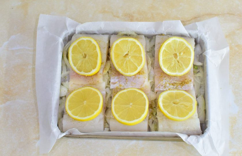 1. Этап. Судак с лимоном в духовке: Выложите лимон, нарезанный кружочками. Поставьте рыбу в духовку при 180 градусах, примерно на 40 минут. Ориентируйтесь по своей духовке.