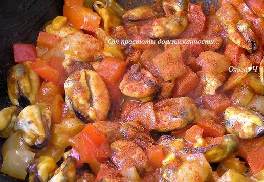 1. Этап. Рис мелосо с мидиями и овощами: Всыпьте паприку, перемешайте. ***В оригинале используется перец чорисеро, он с легкой остринкой, поэтому можно добавить на этом этапе и немного красного острого перца ;)