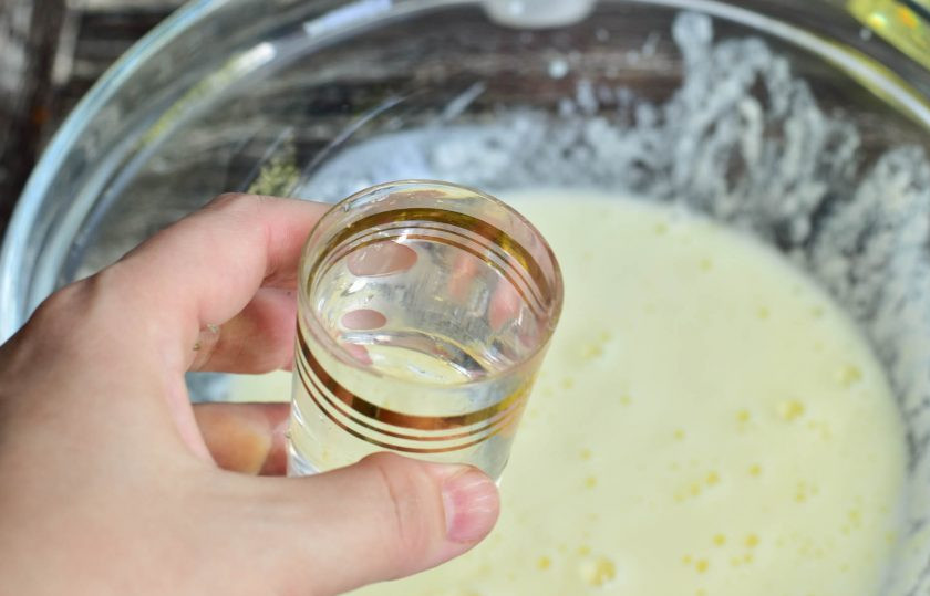 1. Этап. Хворост на кефире с водкой: Влейте водку. Перемешайте.