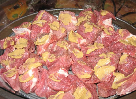 1. Этап. Бефстроганов в пароварке: 5. Для усиления вкуса можно мясо смазать горчицей. Теперь можете выбирать программу для приготовления на пару и ждать, пока блюдо будет готово.