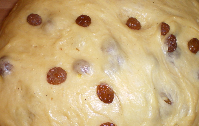 1. Этап. Крестная пасха: Когда подойдет, добавьте изюм и цукаты, перемешайте. Разложите тесто по формам, смазанным маслом. Наполните формочки на 2/3. Выпекайте 40 минут, температура 180 градусов.