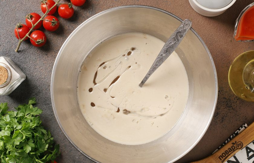 1. Этап. Пицца из дрожжевого теста холодного приготовления: Соедините воду, сахар и дрожжи. Перемешайте. Добавьте масло.