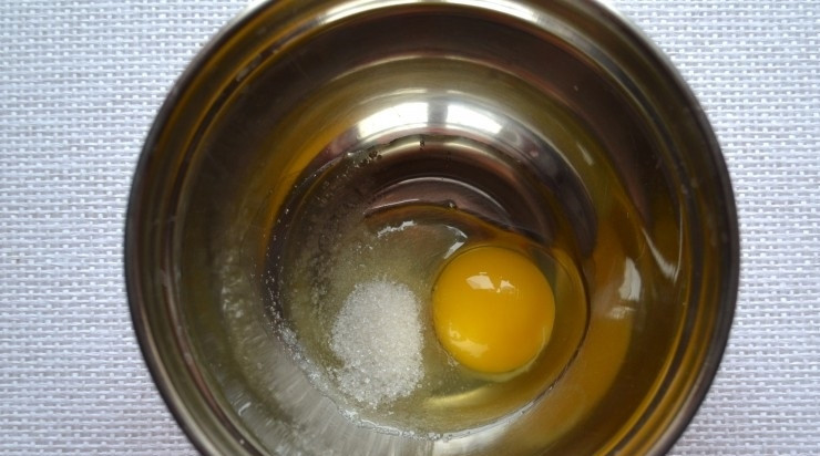 1. Этап. Пицца без дрожжей на кефире: 1. В миску выложите куриные яйца, добавьте соль, сахарный песок и немного взбейте венчиком.