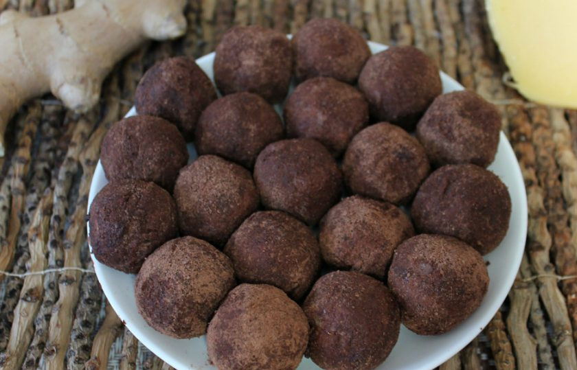 1. Этап. Сырные конфеты: Охлажденная масса стала гуще. Делаем шарики и окунаем их в какао.