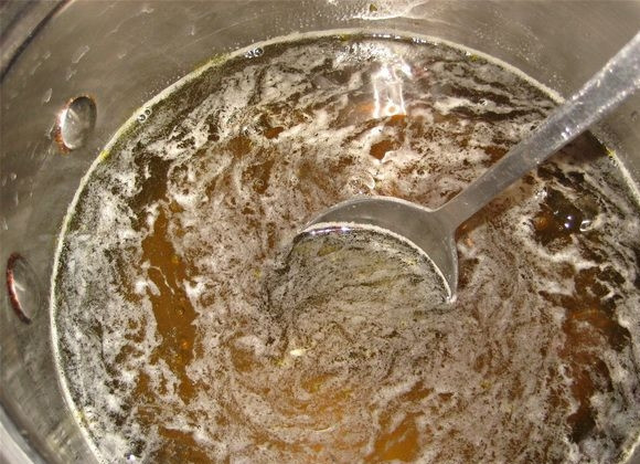 1. Этап. Варенье из одуванчиков для детей: 4. Процеженный отвар перелейте обратно в кастрюлю и доведите до кипения. Теперь порциями добавьте сахар и варите, периодически помешивая, 10-15 минут.