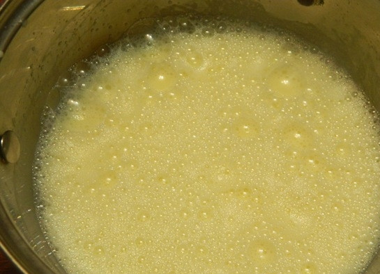 1. Этап. Флан испанский: С помощью миксера взбиваем эту смесь до полного растворения сахара.