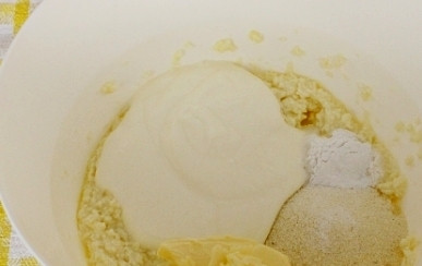 1. Этап. Сырники из творога и сметаны: Теперь добавим манную крупу, сметану, мягкое сливочное масло и разрыхлитель для теста. Перемешиваем вручную или миксером до получения однородной массы.