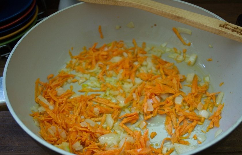 1. Этап. Рагу из кабачков и капусты: На сковороде обжарьте лук и мокровь.