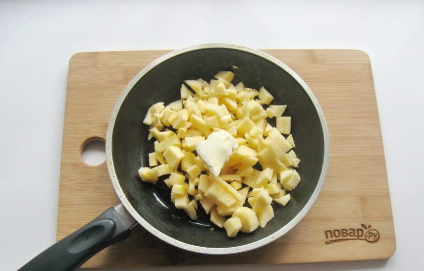 1. Этап. Фруктовые пирожки: 3. Добавьте кусочек сливочного масла.